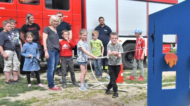 Genau zielen mussten die kleinen Löschmeister bei der Aufgabe der Freiwilligen Feuerwehr Gadebusch.