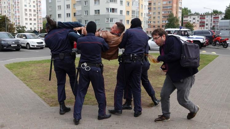 Stepan Latypow wird in seinem Wohnviertel von maskierten Polizisten weggetragen. (Archivbild)
