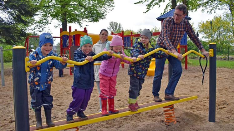 Die Balance-Strecke auf dem Rastower Spielplatz ist stets gut besucht, auch Vize-Bürgermeister Christian Karp hat sich von der Funktion des neuen Geräts überzeugt.