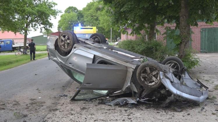 Mit überhöhter Geschwindigkeit prallte der Audi gegen eine Mauer und überschlug sich. Die drei Insassen wurden schwer verletzt.