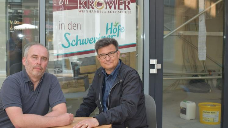 Pause beim Umzug: Kochschulinhaber Theo Krömer (l.) spricht mit Centermanager Gerd Bockisch über Stellflächen für Tische im Brunnenhof.