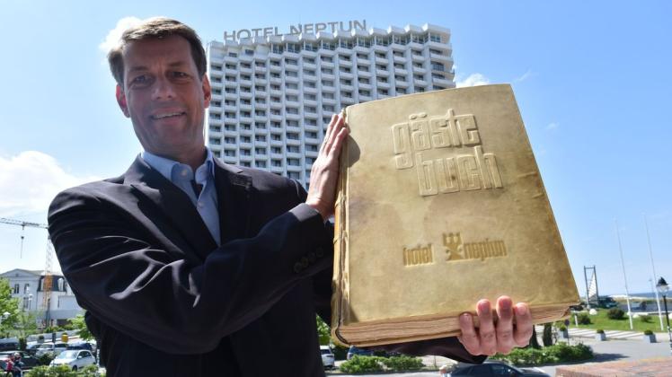 Er hat hier selbst gelernt im Hotel Neptun und ist nach Jahren in anderen Häusern selbst Direktor geworden: General-Manager Guido Zöllick mit dem ersten Gästebuch vom Hotel Neptun.