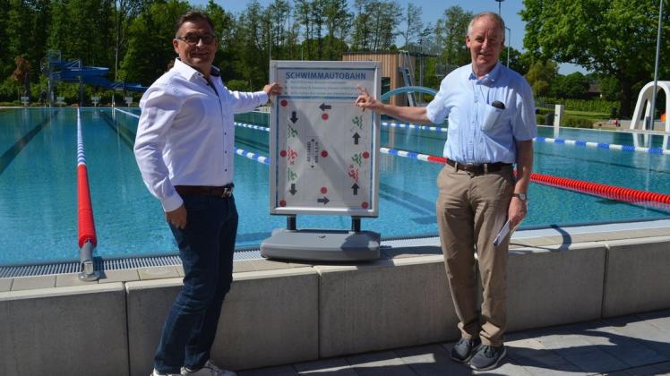 Bäderchef Henry Peukert (links) und Rainer Lange, der Peukert beim Sanierungsprojekt Freibad unterstützt hat, freuen sich auf die Saisoneröffnung des Bades am Heideweg in Ganderkesee.