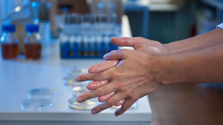 Desinfektionsmittel müssen vor der Marktzulassung auf ihre Wirksamkeit geprüft werden. Die Schweriner  HygCen GmbH ist eines von ganz wenigen Laboren in Europa, die das anbieten.