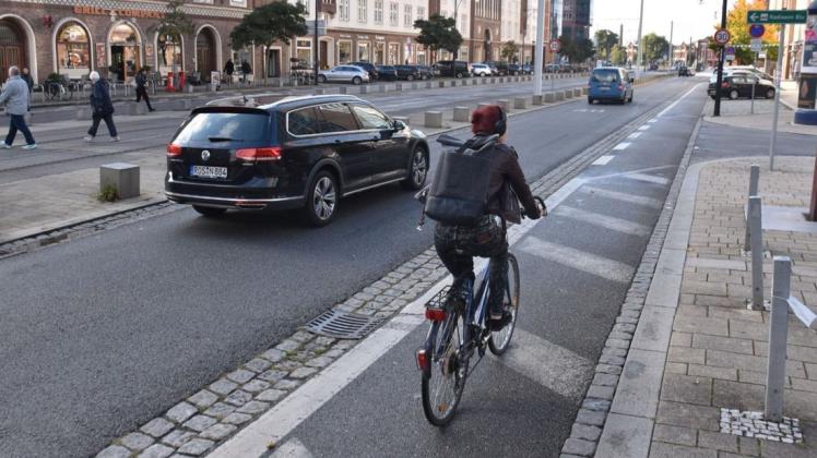 Weil Radfahrer unsicher sind, wird der alte Fahrradstreifen in der Langen Straße immer noch genutzt, obwohl das seit Ende 2018 nicht mehr vorgeschrieben ist. Bald soll er wieder zum Einsatz kommen.