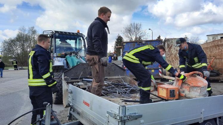 Feuerwehrleute sammeln Schrott für die Finanzierung von Spielgeräten. Allein diese Aktion bracht mehr als 5000 Euro ein.