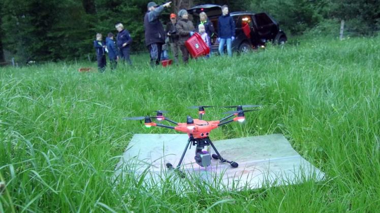 Mithilfe der Drohne scannen die Jäger in den frühen Morgenstunden die Felder nach Rehkitzen ab. Unterstützung erhalten sie dabei von ihren Familien.