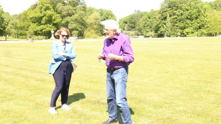 Presseinformation über das Bühnenfest im Park  auf der Wiese am Schloss, Intendantin Ursula Haselböck mit dem künstlerischen Leiter des Festes Harald Böhlmann.