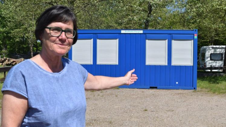 Eventmanagerin Heike Gütschow freut sich, dass direkt vor dem Campingplatz im Budentannenweg Markgrafenheide ein neues Corona-Schnelltestzentrum aufgestellt worden ist.