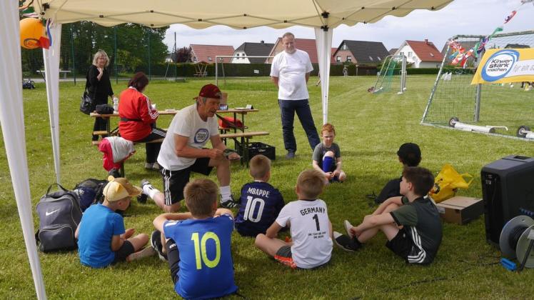 Nach einer kurzen Einweisung von Trainer Klaus Krasse ging es für die Wittenfördener Fußball-Füchse endlich aufs Spielfeld.