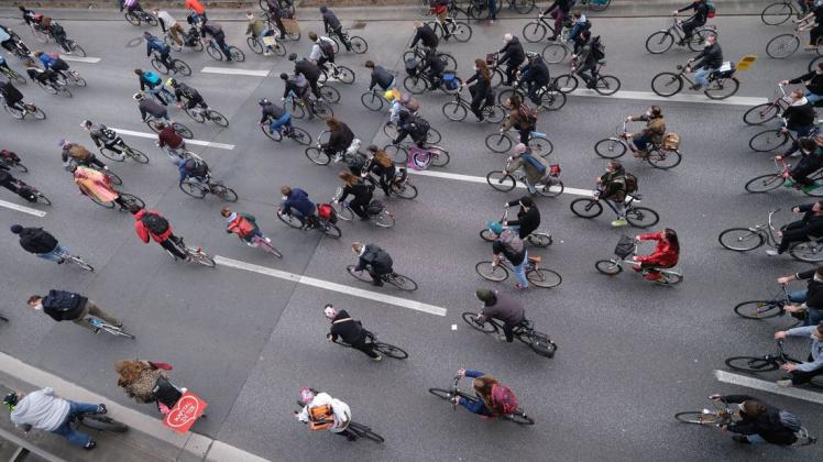 Bilder wie hier in Berlin könnte es am Samstag auch in Bremen geben. Sogar auf der Autobahn sind Radfahrer unterwegs. (Symbolbild)
