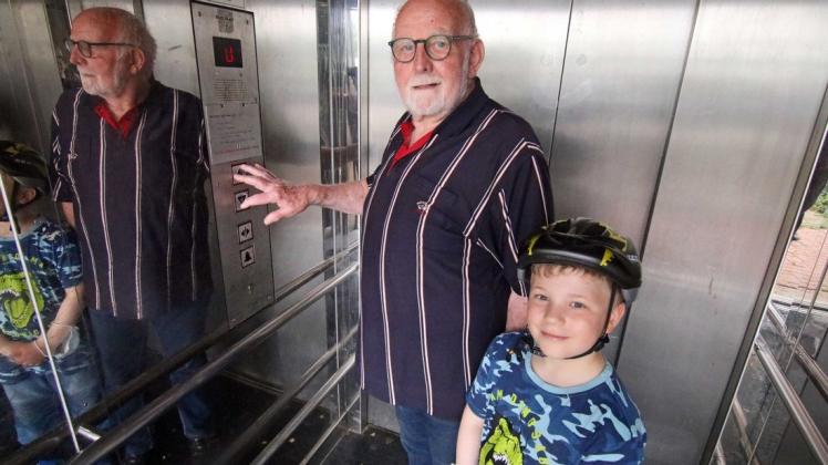 Karl-Heinz Spille ist verärgert: Mal wieder ist der Fahrstuhl unter der Brücke am Bookholzberger Bahnhof kaputt. Zusammen mit Enkel Lukas muss er wie so oft einen Umweg nehmen.