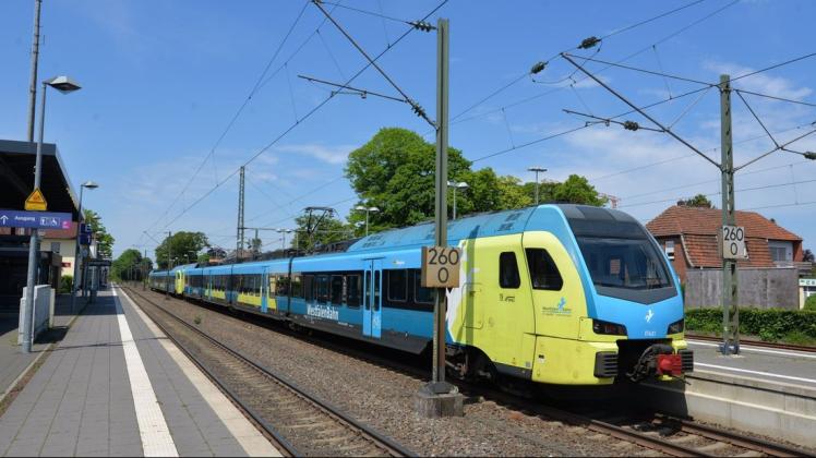 Ein Zug der Westfalenbahn wartet Mitte der Woche um 13.20 Uhr im Meppener Bahnhof unter anderem auf Fahrschüler.