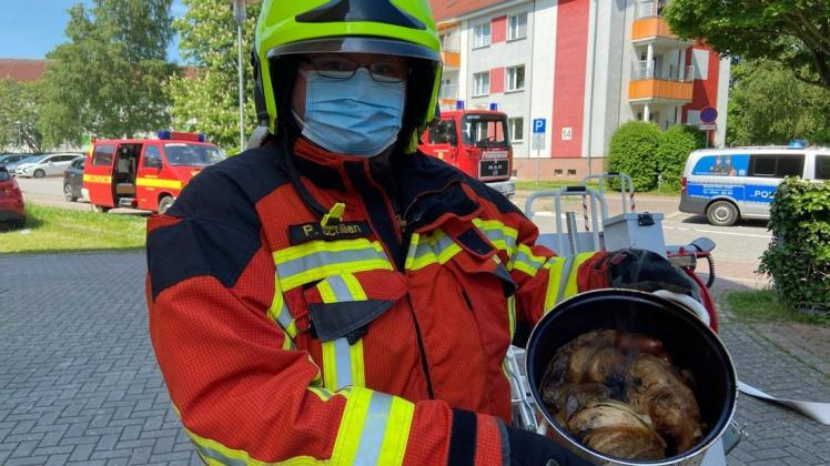Wegen eines vergessenen Essens auf einem eingeschalteten Herd musste die Feuerwehr zu einem knapp 400 Euro teuren Einsatz ausrücken.