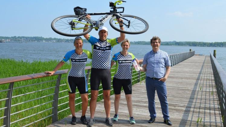 Sylvia (v.li.) und Michael Janssen und Daniela Mansith haben 2019 auf Fehmarn durch Ralf Krabbenhöft und die bedruckten Trinkflaschen vom Viking-Triathlon gehört.