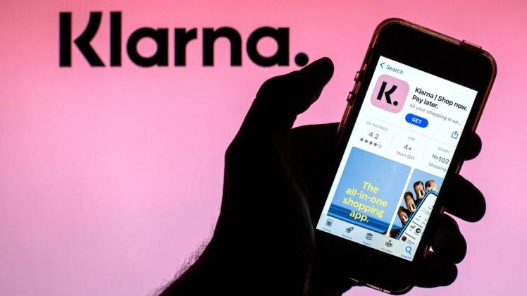 Die App Klarna übernimmt das Bezahlen in mehreren Onlineshops. Das Unternehmen fällt gerade mit Chaos-PR auf. (Symbolbild)