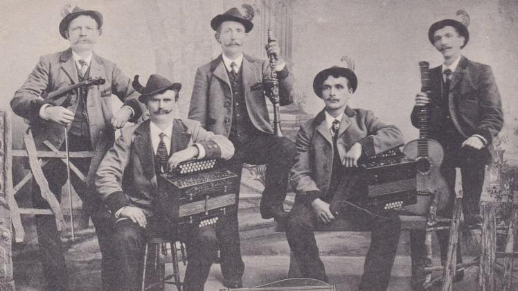 Zuwanderer aus Böhmen waren für ihre Liebe zur Musik bekannt: Das Egerländer Quintett in Delmenhorst um 1910, mit Eduard Pleil, Josef Pensl (beide sitzend) und Adolf Ostermann (hintere Reihe mit Klarinette).