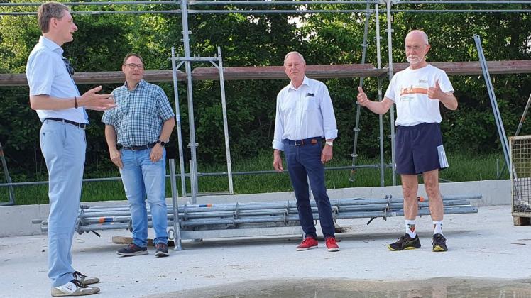 Baubegehung am Standort der neuen Hoykenkamper Sporthalle: Der TSH-Vorsitzende Burkhard Garmhausen (rechts) bringt den Ganderkeseer Bürgermeisterkandidaten Ralf Wessel (CDU, links) auf den neuesten Stand.