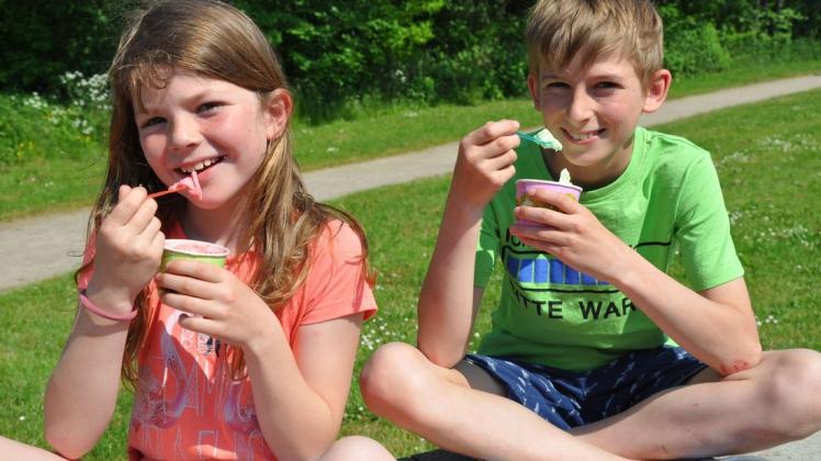 So geht Sommer: Carla und Jonas Papajewski genießen Eiscreme.
