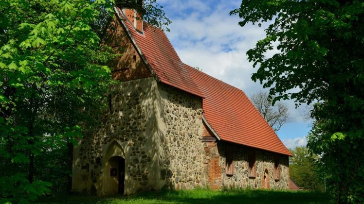 Malerisch zwischen hohen Bäumen versteckt liegt die Dorfkirche von Groß Poserin.