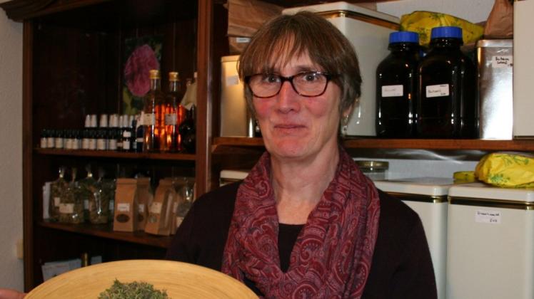 Silvia Berg mischt die Tees aus selbst getrockneten Pflanzen.