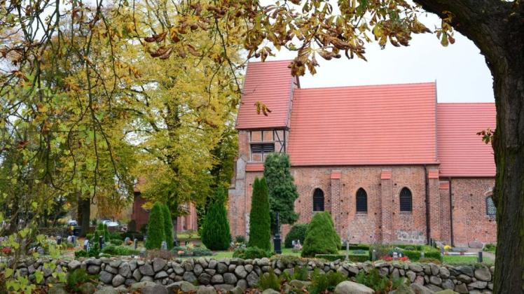 Die Kirchengemeinde Pokrent, hier ein Blick auf die Dorfkirche, will mit der Kirchengemeinde Groß Brütz fusionieren.