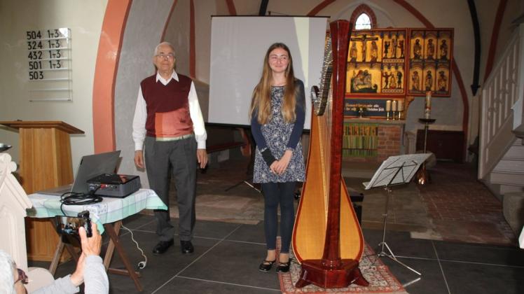 Der ehemalige Pastor Christian Voß präsentierte seine plattdeutsche Übersetzung des kleinen Prinzen, während Johanna Lorenz dazu Stücke auf der Harfe spielte.