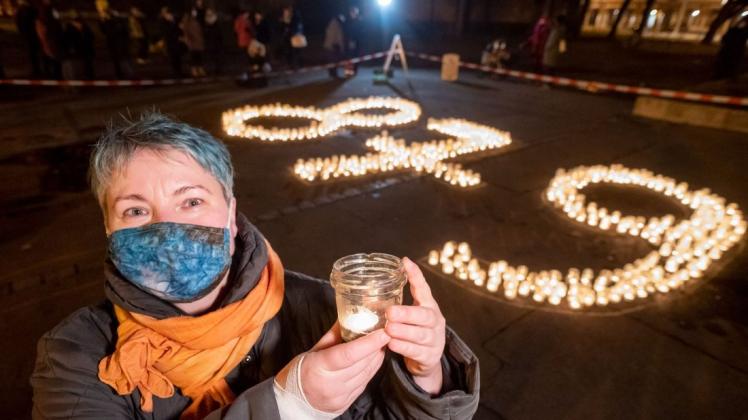 Präventionsarbeit betreibt der Verein "Stark Machen" in Rostock und im Landkreis. Hier machte Geschäftsführerin Ulrike Bartel mit 879 Kerzen auf das Thema Gewalt gegen Frauen aufmerksam.