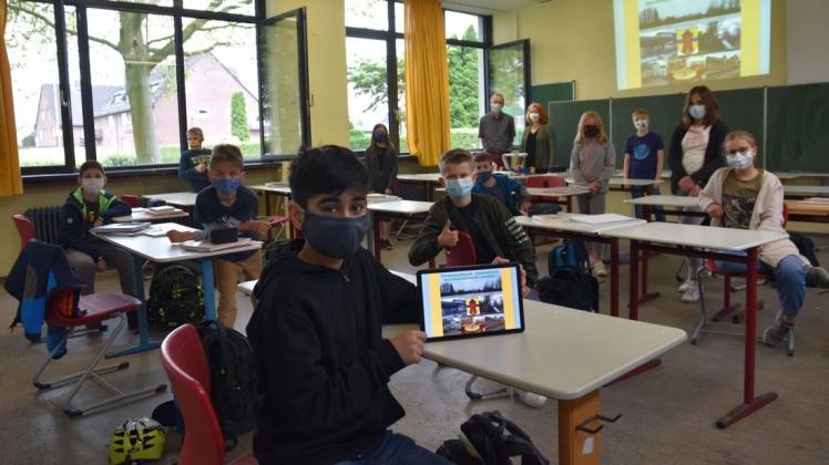 Sind stolz auf ihr virtuelles Buch: Die Schülerinnen und Schüler der Klasse 5c am Max-Planck-Gymnasium.