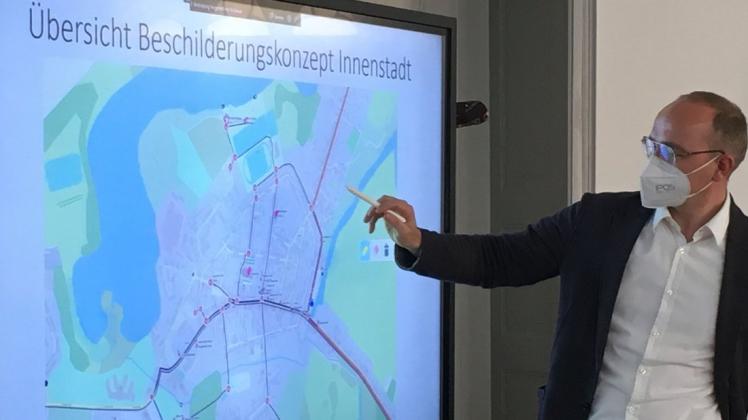 Bürgermeister Christian Grüschow erklärt im Bauausschuss das Beschilderungskonzept hier am Beispiel der Altstadt.