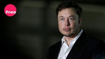Elon Musk sorgte mit seinen Tweets für einen starken Einbruch des Bitcoinkurses. Das Hackernetzwerk Anonymous griff den Milliardär deshalb in einem YouTube-Video scharf an.