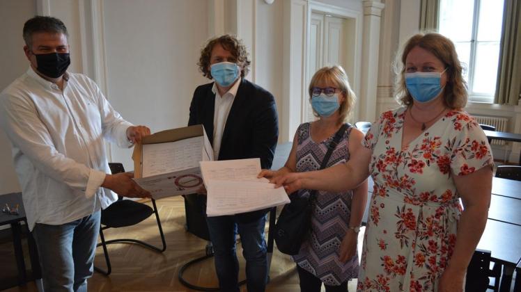Unterschriftenlisten übergeben: Kreistagspräsident Veikko Hackendahl nahm die Unterschriften von Erik von Malottki, Katrin Diebitsch und Peggy Lehm (v. l.) entgegen.