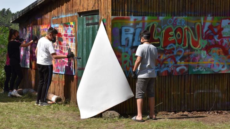 Das Graffiticamp in Alt Jabel ist bei den Ferienkindern jedes Jahr sehr beliebt. Hier können sich die Mädchen und Jungen kreativ ausleben und selbst sprühen.