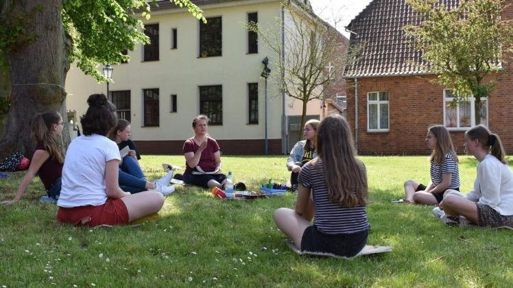 Auf dem Kirchenvorplatz in Hagenow bereiteten die künftigen Gruppenleiter zusammen mit Gemeindepädagogin Simone Muschick die Kinderfreizeit in Kirch Jesar vor.
