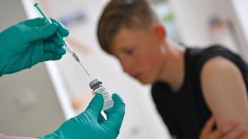 Viele Kinder- und Jugendärzte äußern sich hinsichtlich einer Impfung von Jugendlichen  noch zurückhaltend.