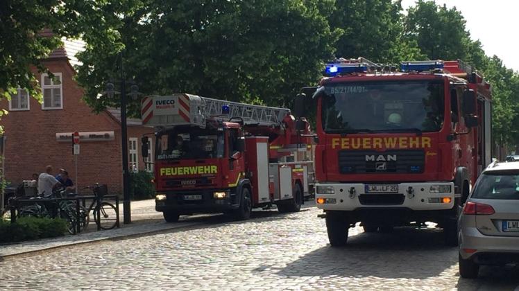 Die Ludwigsluster Feuerwehr rückte in der Schlossstraße an, viel machen konnten die Kameraden in diesem Fall nicht mehr.