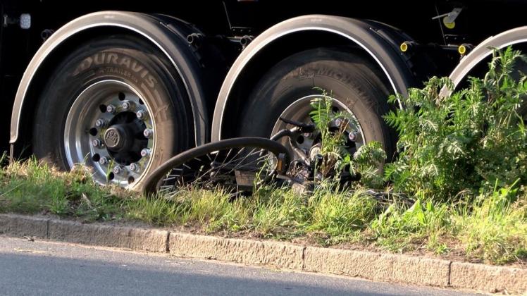 Lebensgefährliche Verletzungen hat ein Lasterfahrer in Bremen erlitten.
