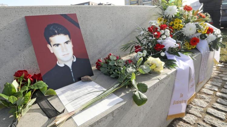 Im Stadtteil Toitenwinkel ín Rostock wird dem vor 17 Jahren ermordeten Mehmet Turgut gedacht. Der 25-jährige Türke war 2004 in einem Imbiss im Stadtteil Toitenwinkel vom sogenannten Nationalsozialistischen Untergrund (NSU) erschossen worden.