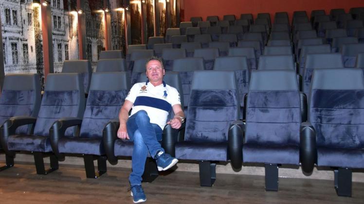 Probesitzen in den neuen Polstern: Kinoinhaber Thomas Otter hofft, dass die neuen Sessel bei seinen Besuchern gut ankommen.