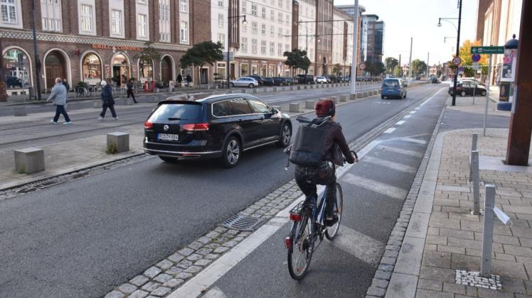Weil Radfahrer unsicher sind, wird der alte Fahrradstreifen in der Langen Straße immer noch genutzt, obwohl das seit 2018 verboten ist. Im Sommer soll er wieder zum Einsatz kommen und breiter werden.