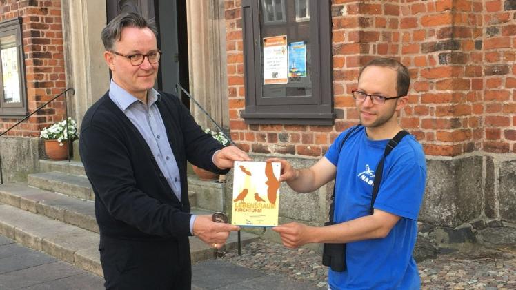 Eine Plakette als Anerkennung: Benjamin Weigel (r.) überreichte die Auszeichnung des Nabu an Küster Lothar Dornau.