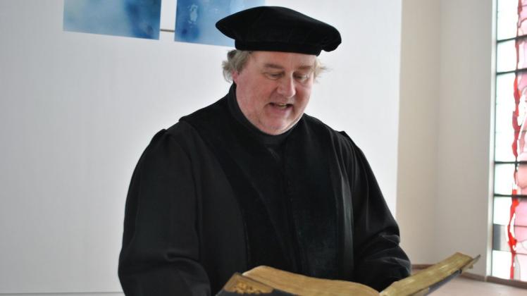 Schlüpft gern in die Rolle des Reformators: Schauspieler Johannes Mitternacht als Martin Luther in der Stadtkirche.