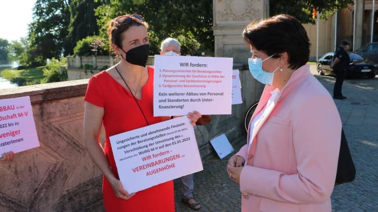 Katrin  Kuphal, Geschäftsführerin  der  Evangelischen  Suchtkrankenhilfe  MV,   diskutierte   vor  dem  Landtag mit  Sozialministerin  Stefanie Drese  (SPD, rechts).  