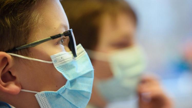Gibt es die Zeugnisse im Klassenverbund, muss keine Maske getragen werden. Bei Zeugnisfeiern der Abschlussklassen in größerem Rahmen gilt aber - mit Abstufungen - weiter die Maskenpflicht.