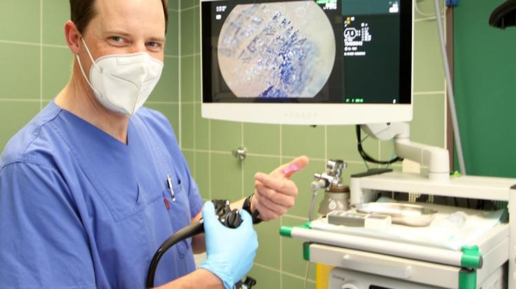 Handinnenfläche im Blick durch die neuen Endoskope: Auf dem Monitor ist die mit dem Ballonendoskop aufgenommene Ansicht eines Kugelschreiberkringels zu sehen, den sich Privatdozent Dr. Johannes Rey auf die Hand gemalt hat.