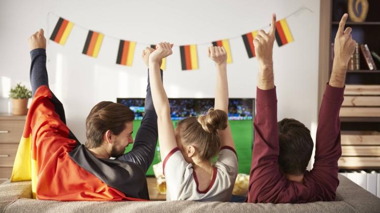 Mit Familie, Freunden oder Nachbarn gemeinsam die Spiele der Fußball-EM verfolgen ist auch in diesem Jahr möglich. Es müssen dabei jedoch die Corona-Regeln beachtet werden – auch in der Region Osnabrück. (Symbolfoto)
