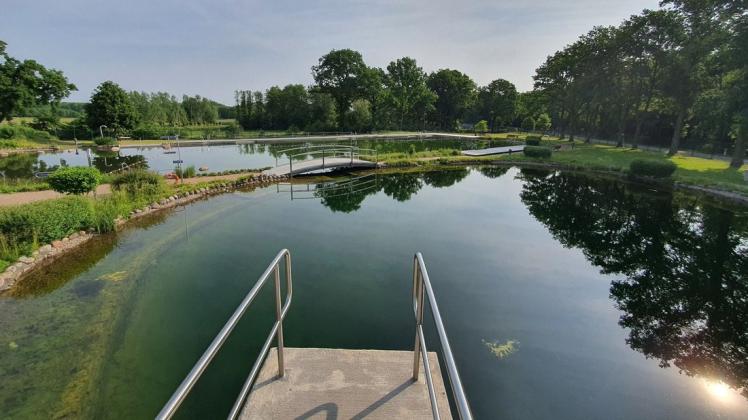 Bereit für den ersten Sprung der Badesaison 2021. Das Naturerlebnisbad öffnet am 13. Juni seine Tore.