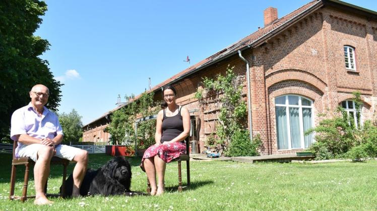 In die Schafscheune in Hoppenrade laden Klaus und Sabina Axtmann mit Hund Johanna ein.