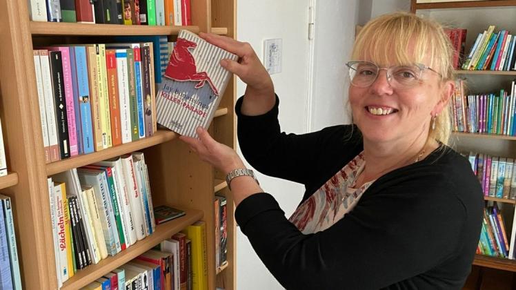 Für Spannung ist in dem Buch Killer-Parade gesorgt, sagt Doreen Seligmann im Gadebuscher Bücherstübchen.