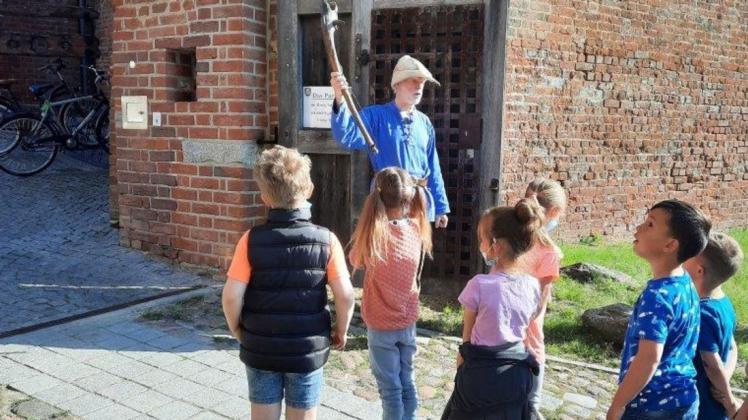 Der Kiepenkasper begrüßte die Kinder auf der Neustädter Burg.